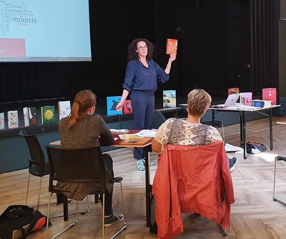 Gun elk kind verhalen.  Blijf voorlezen in het basisonderwijs! Je kunt het niet lang genoeg doen! Gebruik rijke taal en ga in gesprek. Van luisteren naar lezen. Belangrijke netwerkbijeenkomst over leesproblemen door Wendie van der Aa bij @BiebNoordVeluwe.