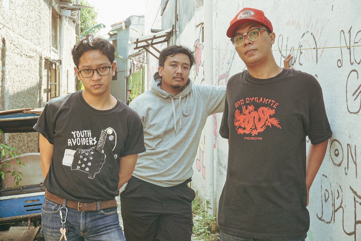 officialside_id's tweet photo. Band garage punk asal Tangerang, Dirty Ass bakal mengadakan showcase tunggal yang bertajuk "Menendang Bokong Showcase" pada 18 Juni 2022 mendatang. https://t.co/ZArHD72NFp

#sideid #musik #event #dirtyass #menendangbokongshowcase #eventmusik https://t.co/NB1SxETh9K