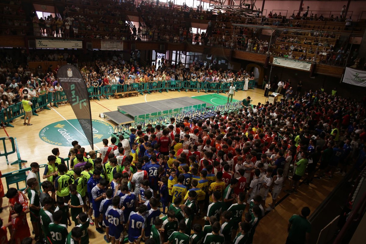 AytoAlbacete's tweet photo. El Pabellón Polideportivo #ManuelCollado acoge la entrega de #trofeos de las diferentes categorías de fútbol-sala, fútbol⚽, voleibol🏐 y baloncesto🏀de los #JuegosDeportivosMunicipales
👉El Ayuntamiento de #Albacete y el @ImdAlbacete se encargaron de entregar los 152 trofeos🏆 https://t.co/C7CJzAyIXg
