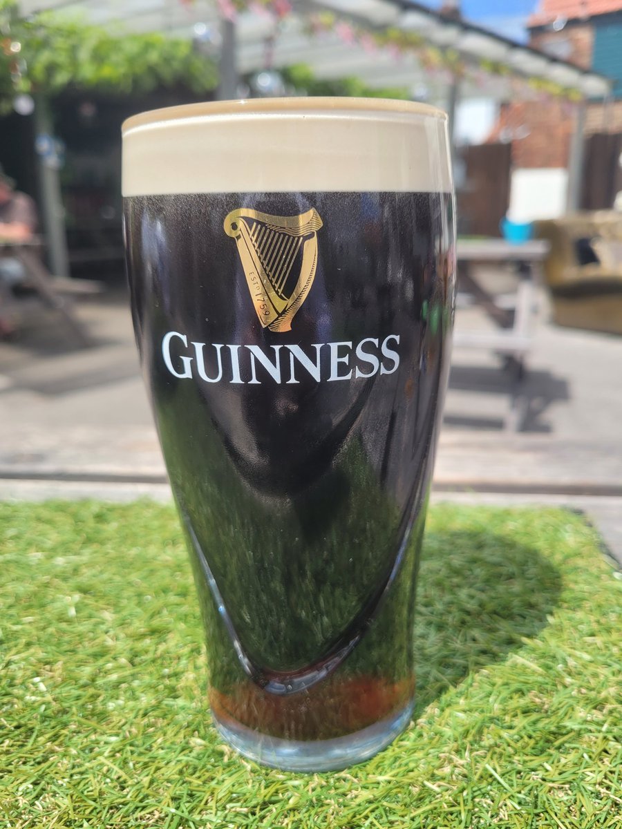 paulthatisall's tweet photo. When you've done your hours for the week and the pub is calling.
@GuinnessGB
#contractinglife #shakey #beergardenweather #norainhere https://t.co/qcioexNh4l