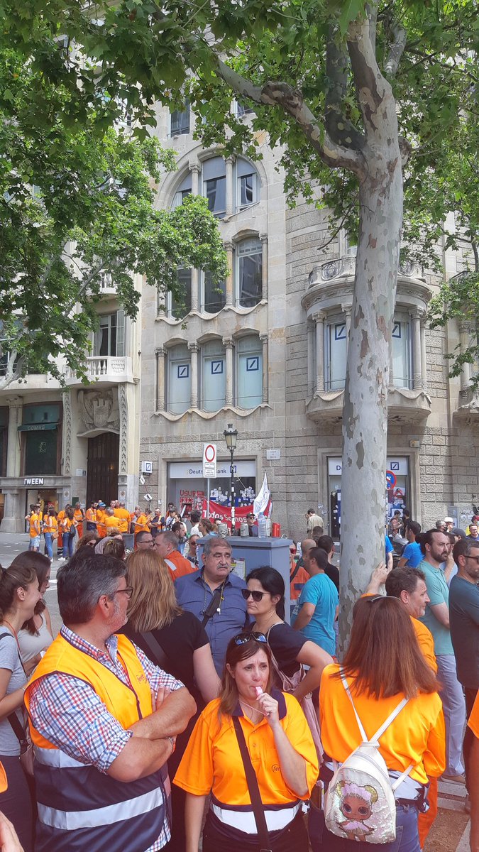 CelsaGroup's tweet image. ¡Muchas gracias a todos a los que habéis acudido a las manifestaciones convocadas hoy por nuestros comités de empresa, en defensa de los puestos de trabajo de la compañía! El grito de #TodosSomosCelsa se ha escuchado más alto y fuerte que nunca