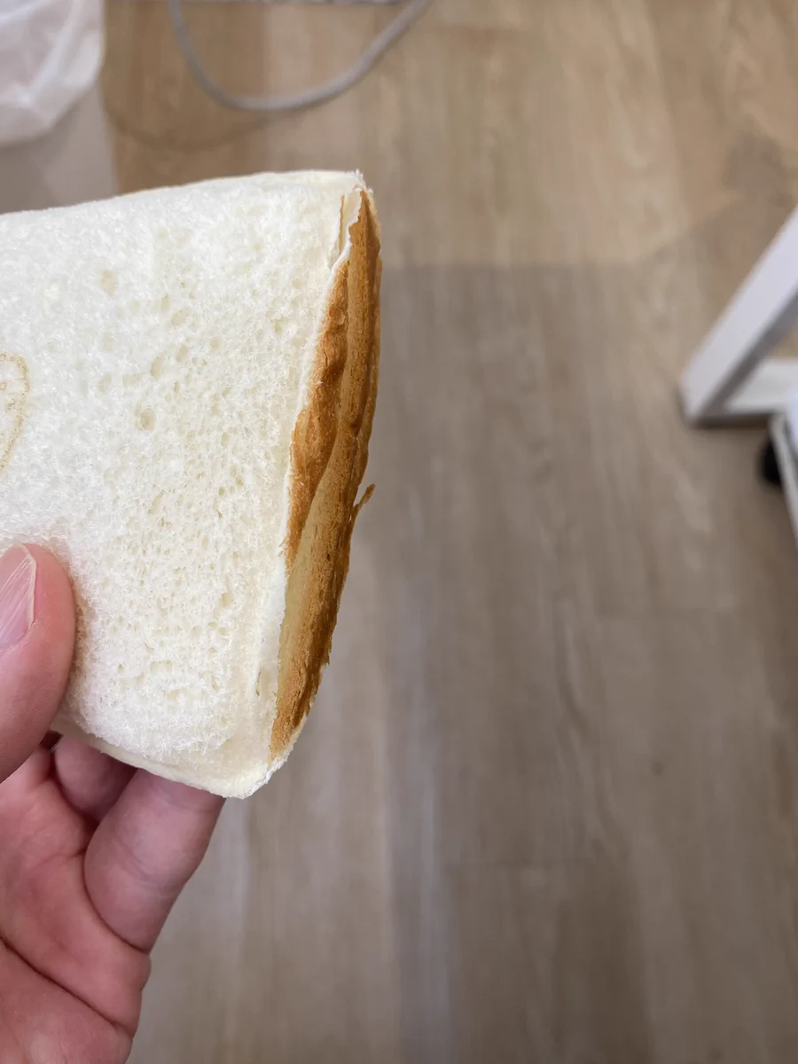 ランチパック買ったらパン耳がついてたという超絶レアな瞬間‼