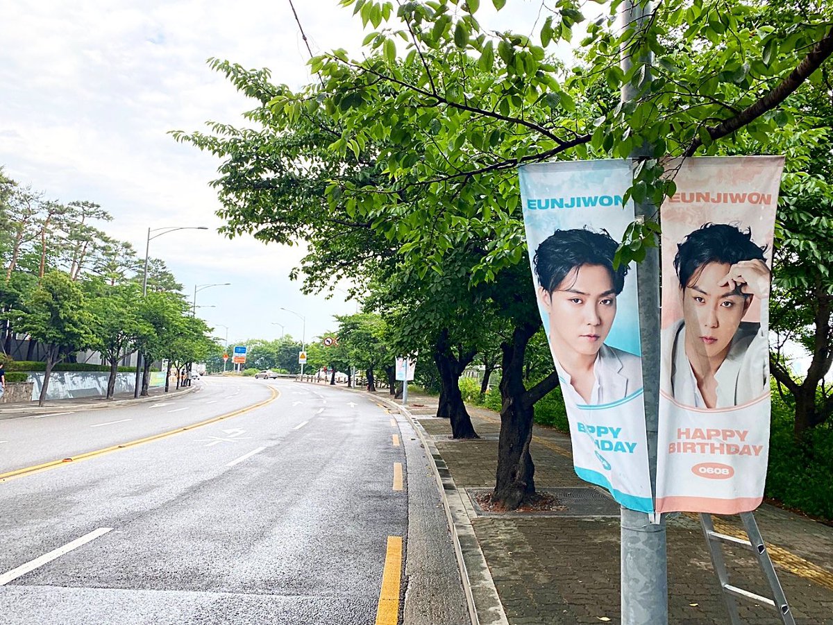 Dear__G1's tweet photo. 🌼 𝐸𝑈𝑁𝐽𝐼𝑊𝑂𝑁 𝑅𝑂𝐴𝐷 🛣

둘째 주 가로등 배너 설치 완료‼
주말 동안 은지원 로드를 여의도에서 만나보세요🥰

🗓 06. 10(Fri) Night ~ 12(Sun)
🚩 샛강역 3번 출구  - 금호 리첸시아 앞

#은지원 #EUNJIWON #殷志源 https://t.co/fYVxEKa2vq