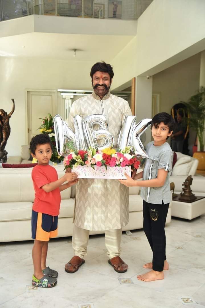 kshivatdp2's tweet photo. తన ముద్దుల మనవళ్ళతో ముద్దుల బాలయ్య బాబు గారు
🔥🔥🔥🔥🔥🍫🍫🍫🍫
Happy Birthday 🌹NBK GARU💐💐🎂🎂🎂💐 https://t.co/Gnwxnp429k