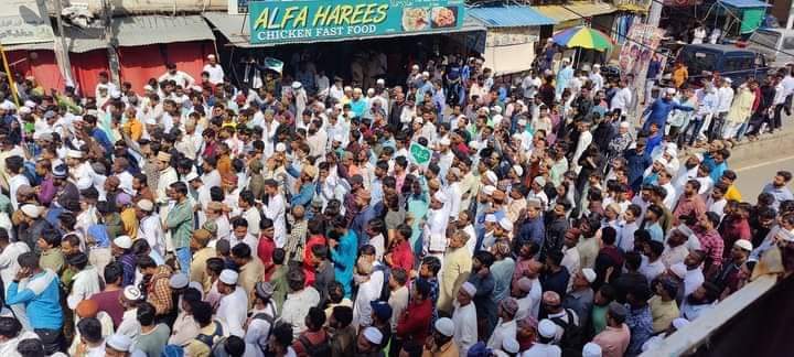 GulbargaTemper1's tweet photo. #Gulbarga: Protest Against Nupur Sharma, Naveen Jindal &amp; Raja Singh At Muslim Chowk Gulbarga. https://t.co/iIoYdUunU1