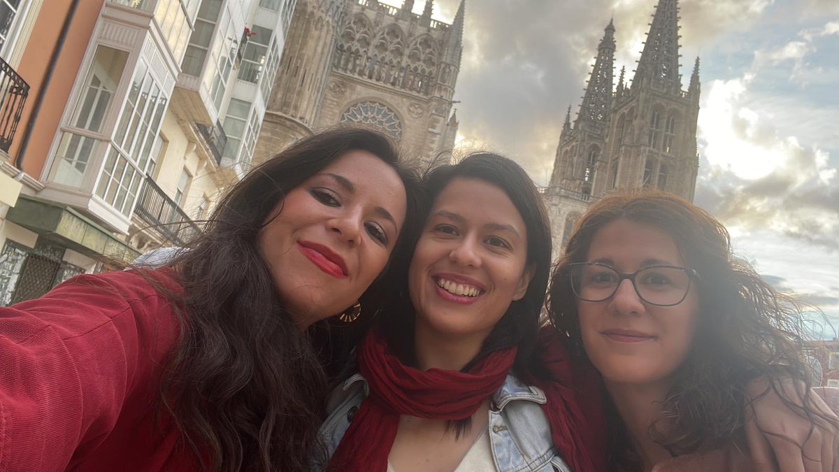 Dicen que detrás de un gran hombre hay una gran mujer.

A mi estas dos grandes mujeres me ayudan a ser.

El camino, mejor acompañado.