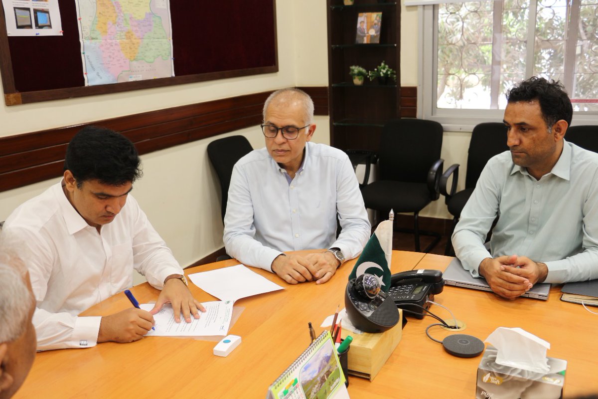PolioFreeSindh's tweet image. EOC Sindh coordinator Mr. Fayaz Abbasi signed an LOI with Mr. Haroon Qassim, Managing Director @PharmEvo. This partnership between EOC Sindh &amp;amp; @PharmEvo aims to achieve a shared objective of promoting immunization against polio &amp;amp; working towards polio eradication.