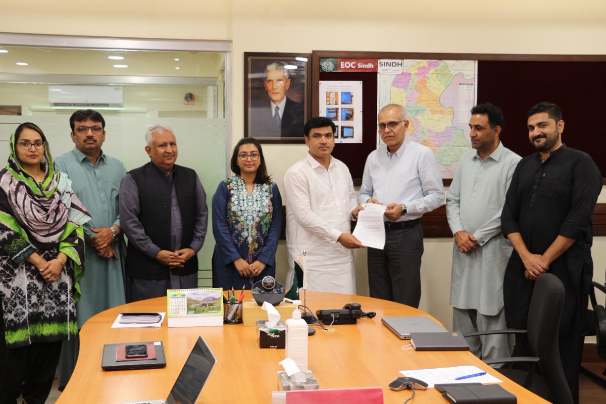 PolioFreeSindh's tweet image. EOC Sindh coordinator Mr. Fayaz Abbasi signed an LOI with Mr. Haroon Qassim, Managing Director @PharmEvo. This partnership between EOC Sindh &amp;amp; @PharmEvo aims to achieve a shared objective of promoting immunization against polio &amp;amp; working towards polio eradication.