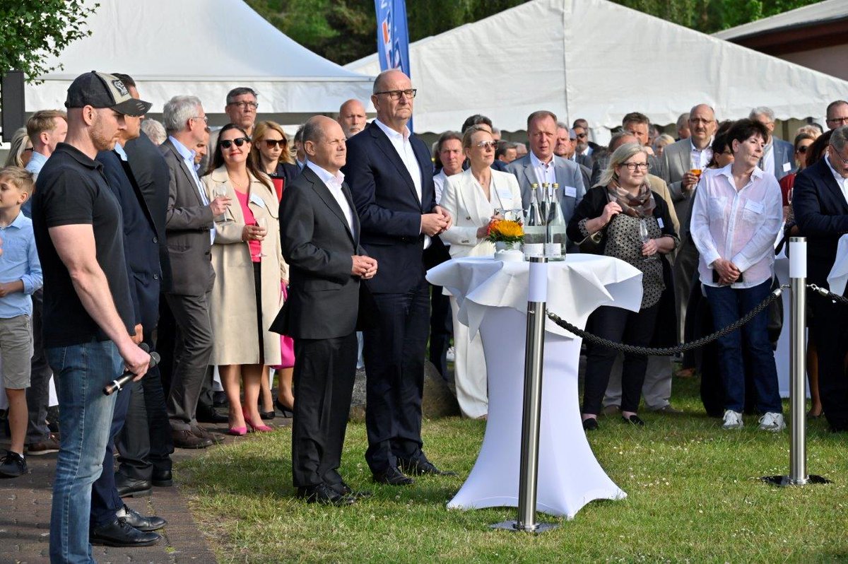 HWK Potsdam (@hwk_potsdam) on Twitter photo Handwerk trifft Politik beim #Sommerabend der #HWK. @Bundeskanzler Olaf Scholz und Ministerpräsident Dietmar #Woidke würdigen die Handwerkerinnen und Handwerker. Auf <a href="/dashandwerk/">Das Handwerk</a> ist in Brandenburg immer Verlass! Es bildet das #Fundament für die im Land erstarkende Wirtschaft. Handwerk trifft Politik beim #Sommerabend der #HWK. @Bundeskanzler Olaf Scholz und Ministerpräsident Dietmar #Woidke würdigen die Handwerkerinnen und Handwerker. Auf <a href="/dashandwerk/">Das Handwerk</a> ist in Brandenburg immer Verlass! Es bildet das #Fundament für die im Land erstarkende Wirtschaft.