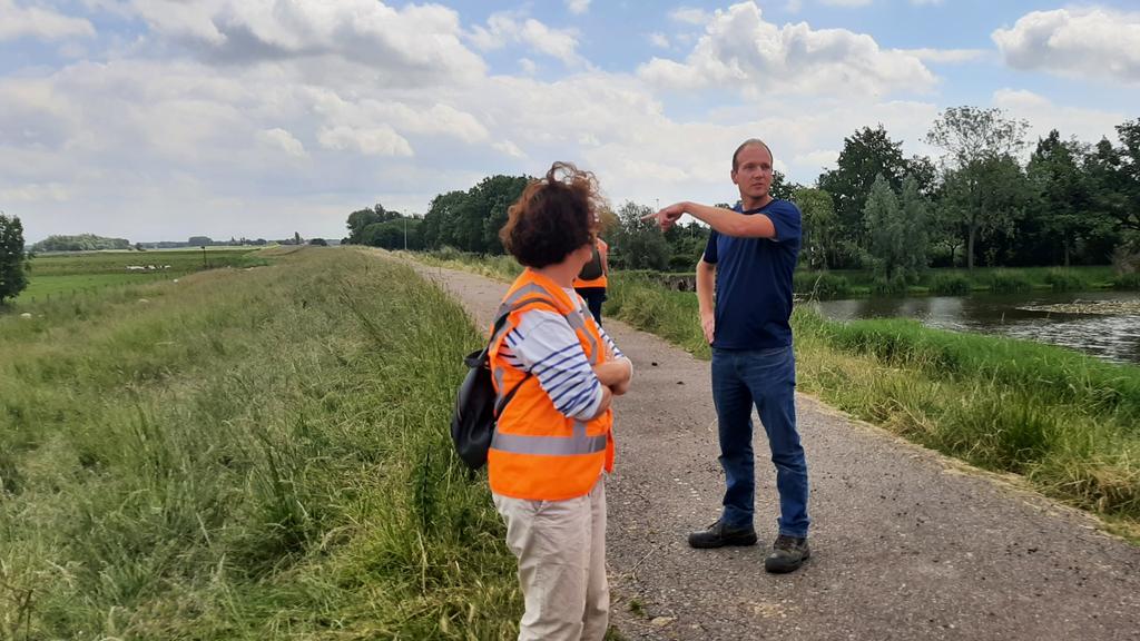 JeroenHaan1's tweet photo. Dag 3 van #dijk3daagse die #waterschap @brabantsedelta organiseert, van vesting Willemstad via de dijk (primaire waterkering) tot Noordschans. De versterking is onderdeel van het #HoogWaterBeschermingsProgramma @HWBP_nl, de samenwerking van @waterschappen en @Rijkswaterstaat https://t.co/CprVPzdGk3