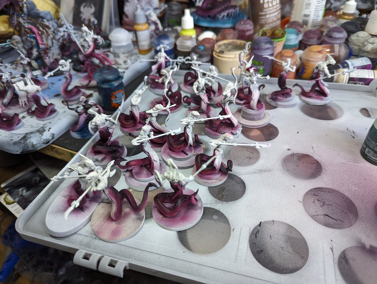 MrLee_Mekshop's tweet photo. Spent the morning undercoating and basecoating the snakes 

Feeling excited to get this army on the table 😊

#WarhammerCommunity #DoK #snakemeta #imasnake #ageofsigmar #daughtersofkhaine https://t.co/VaRkAl9FM4
