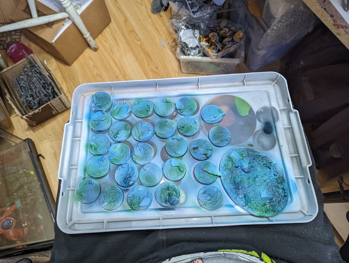 MrLee_Mekshop's tweet photo. Spent the morning undercoating and basecoating the snakes 

Feeling excited to get this army on the table 😊

#WarhammerCommunity #DoK #snakemeta #imasnake #ageofsigmar #daughtersofkhaine https://t.co/VaRkAl9FM4