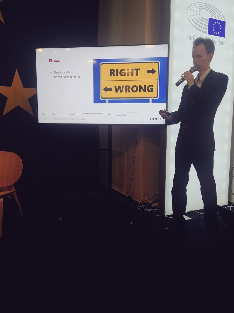 ZEKvSR's tweet photo. Mária Bieliková a Matúš Mesarčík z #KInIt predstavili Analýzu vybraných právnych úprav navrhovaných Európskou komisiou a technologických riešení vo vzťahu k šíreniu dezinformácií a správaniu sa online platforiem.
Viac ℹ️https://t.co/1nY5xLTAcf https://t.co/ox6xgUYMDC
