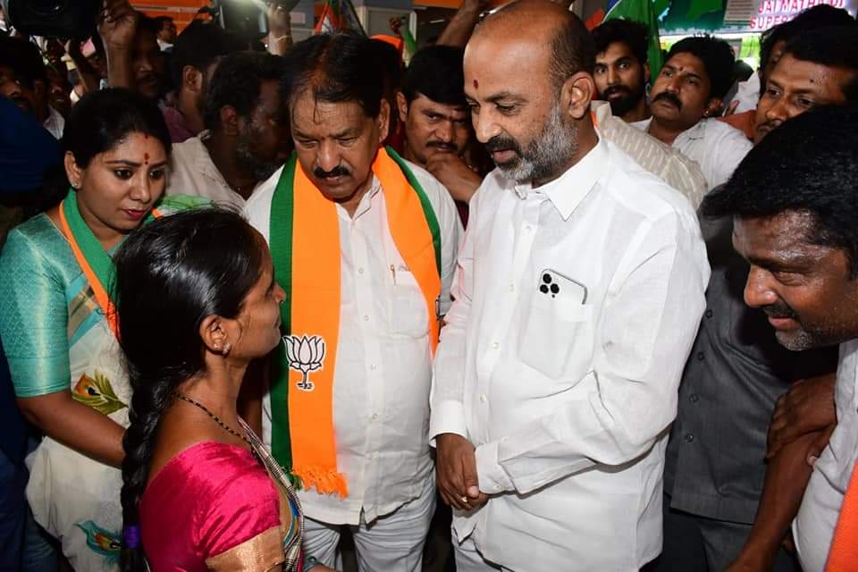 VP_SCB's tweet photo. ఈ సందర్భంగా పెంచిన ఆర్టీసీ ఛార్జీలను ఉపసంహరించుకునే దాకా బిజెపి ఉద్యమిస్తుందని రాష్ట్ర అధ్యక్షులు తెలియజే���డం జరిగింది. https://t.co/znAGmHm4i5