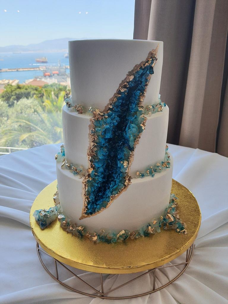 CakesDecor's tweet photo. Geode cake by ClaudiaSugarSweet
https://t.co/olQHkPDAxO
#geodecake #saracino https://t.co/bcrdiCGuC5