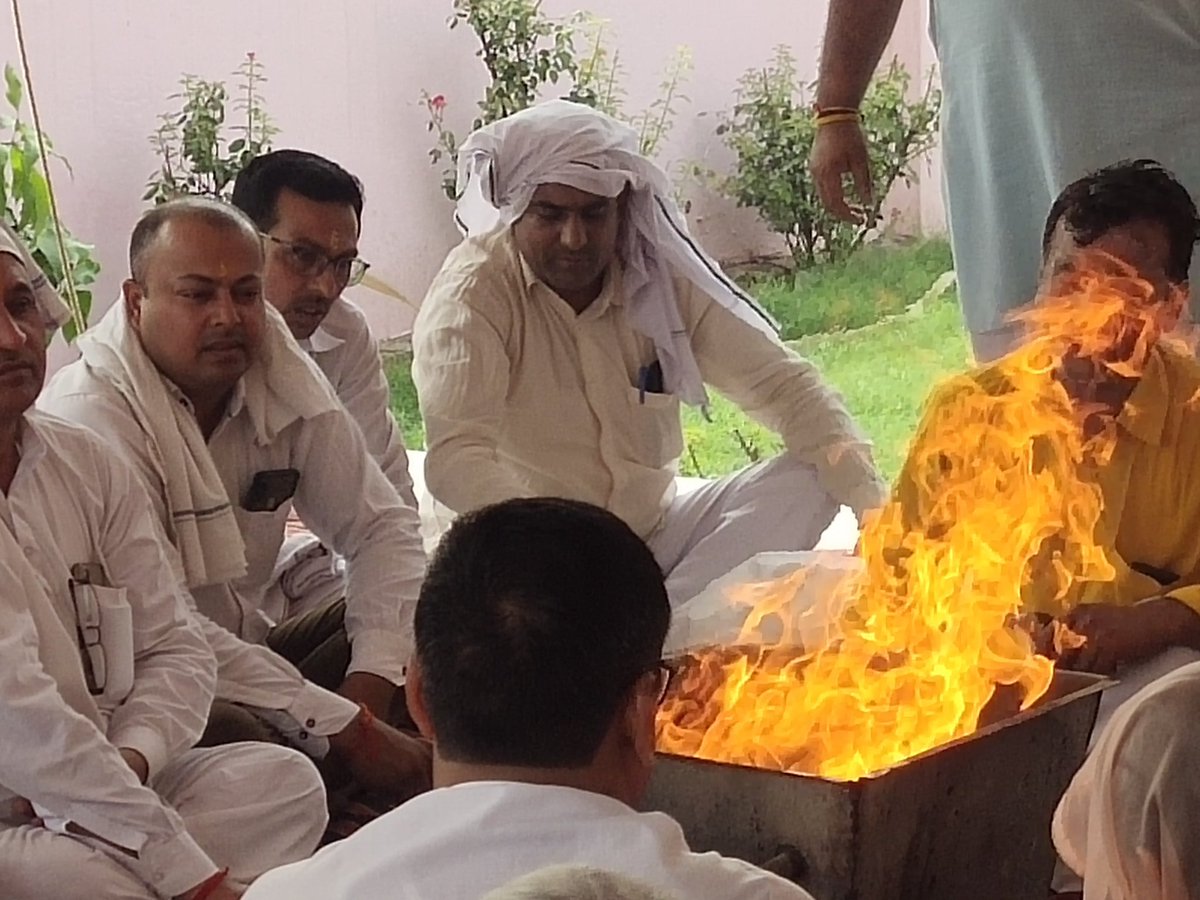 सोनीपत बस अड्डा परिसर में कर्मचारियों द्वारा एकादशी के अवसर पर भंडारे का आयोजन किया।
जिसमें राज्य महासचिव अमरजीत ददरवाल व परिचालक कल्याण संघ के साथियों ने सेवा की।
<a href="/SomDuttPBSS/">Som Dutt</a> <a href="/Amarjee06695232/">Amarjeet Singh</a> @Devraj_Balyan <a href="/PBSS_NMOPS_HR/">पेंशन बहाली संघर्ष समिति, हरियाणा { PBSS-NMOPS }</a> @HR_Conductor