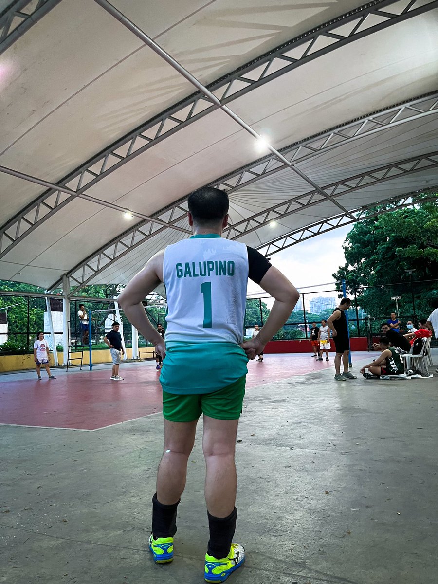 dreis_anatomy's tweet photo. Last donned this jersey waaaay back 2018(?) Feels good wearing this again,  and playing volleyball with my old teammates. Palarong Med Champions  #FEUNRMF #JerseyNumber1 https://t.co/QbGzgS0V2D