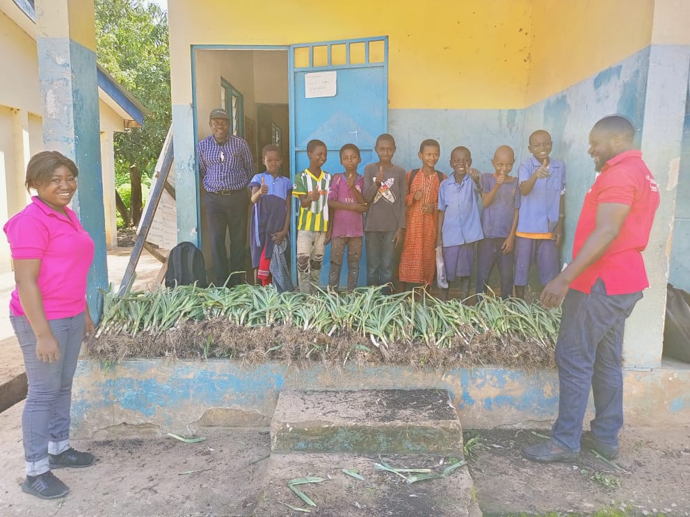 WFP_Cameroon's tweet photo. #Cameroon🇨🇲

Récolte de3⃣0⃣kg de poireaux🥬par les élèves du CM2 de l'école primaire publique d'Adinko dans la commune de #Mandjou, une des trois écoles pilote du programme d’alimentation scolaire à base de produit locaux initié par #WFP_Cameroon🇨🇲 dans la région de l’Est

#HGSF https://t.co/rrsPgdN4ZL