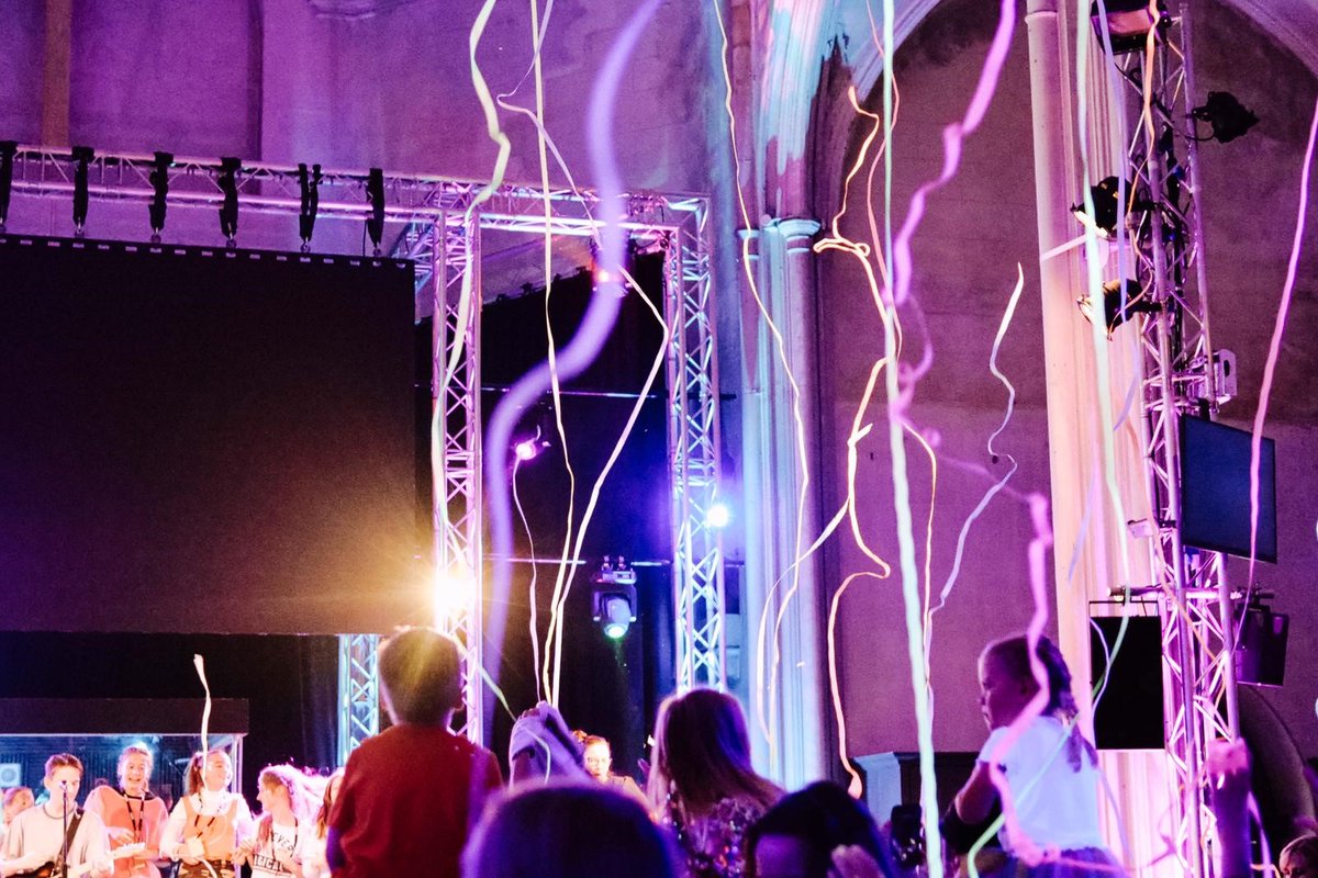 sfxsupplies's tweet photo. Streamers🎉80cm streamer cannons in action from our lovely clients at St Peters Church in Brighton🎊Take a look at our website for all confetti and streamers available💫https://t.co/M9y3ksJclY https://t.co/uHsNRHBg7k