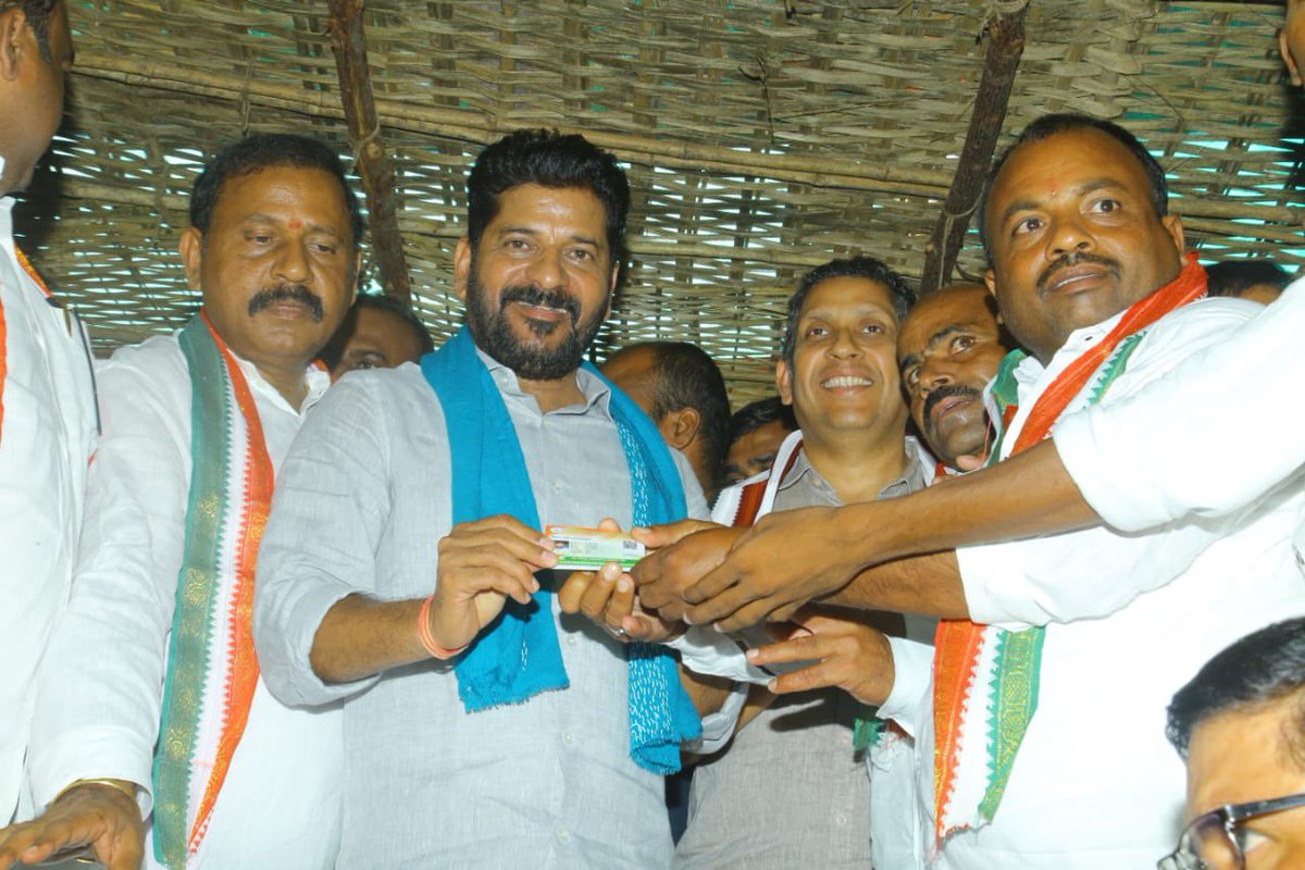 revanth_anumula's tweet photo. Data Analytics Chairman 
Shri @pravchak ji as the Chief Guest, handed over the Congress membership ID cards to the newly enrolled members in Parigi constituency today. 

#DigitalMembershipDriveTelangana https://t.co/eE6iY6psUC