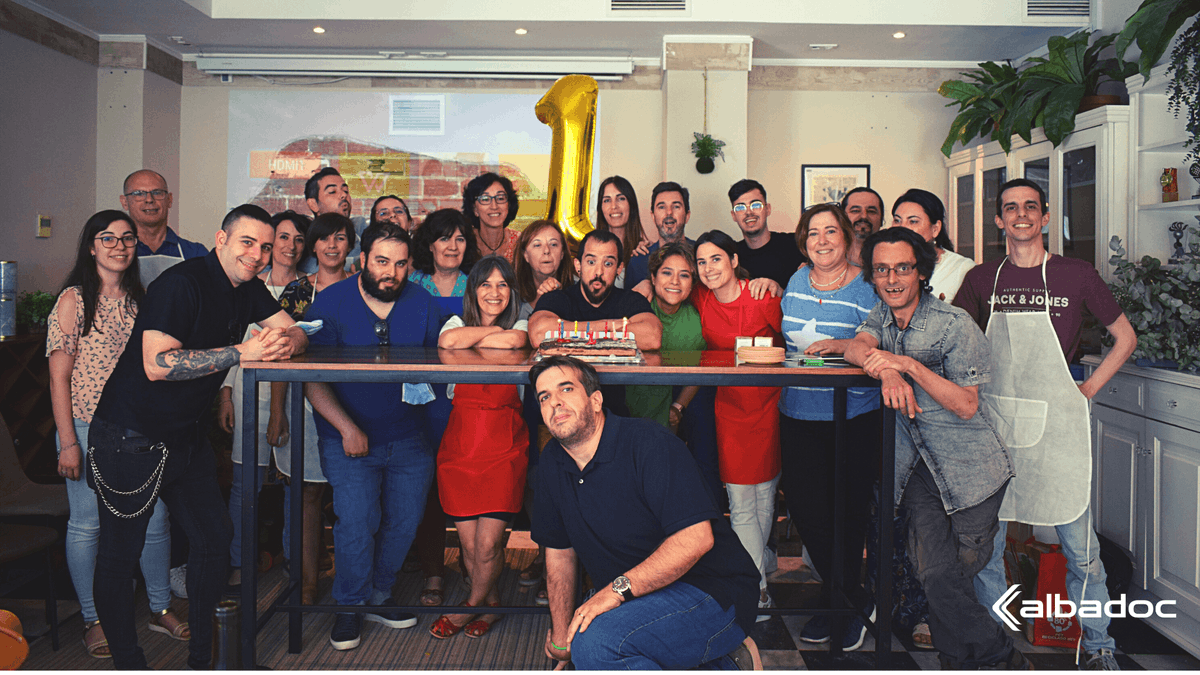 albadoc_es's tweet photo. ¡@albadoc_es ha cumplido un año y lo hemos celebrado por todo lo alto! 🥳🥂💃
Nos pusimos los delantales y los gorros de 👨‍🍳 y nos metimos en los fogones...

🍳 #MasterChef
💪 #SomosAlbadoc
💪 #SomosArchivo  
🗂️ #Archivos

🔗 https://t.co/C9hONJnqQN https://t.co/4QUakTdlhj