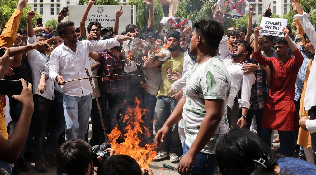 AJEnglish's tweet photo. Thousands of Muslims in India, Bangladesh and Pakistan rally over derogatory remarks about the Prophet Muhammad by India’s BJP officials https://t.co/ZYUbj6tVmP https://t.co/XFwouNHTJB