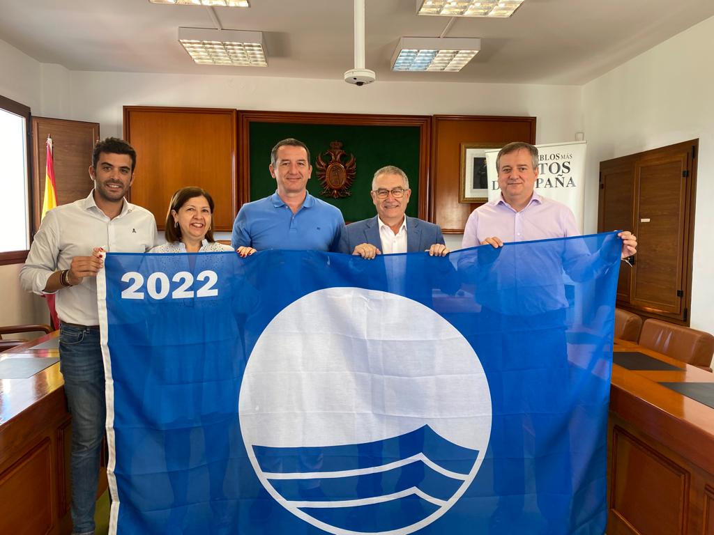 TurismoAND's tweet photo. 🌅 La provincia de #Almería cuenta con 3⃣7⃣ distintivos que respaldan la calidad de su litoral. 👌🏻
📌 SG @manuelmunoztur, junto a DT @JosLuisDelgadoV, ha entregado hoy:
👉🏻 6⃣ Banderas Azules a #Mojácar
👉🏻 2⃣ Banderas Azules a Cuevas del Almanzora.
💙 #BanderasAzulesAND https://t.co/vtOvXfL6ed
