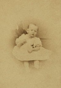 Op deze foto zien we Louis Couperus als baby. Hij werd geboren op 10 juni 1863. Leve Couperus!