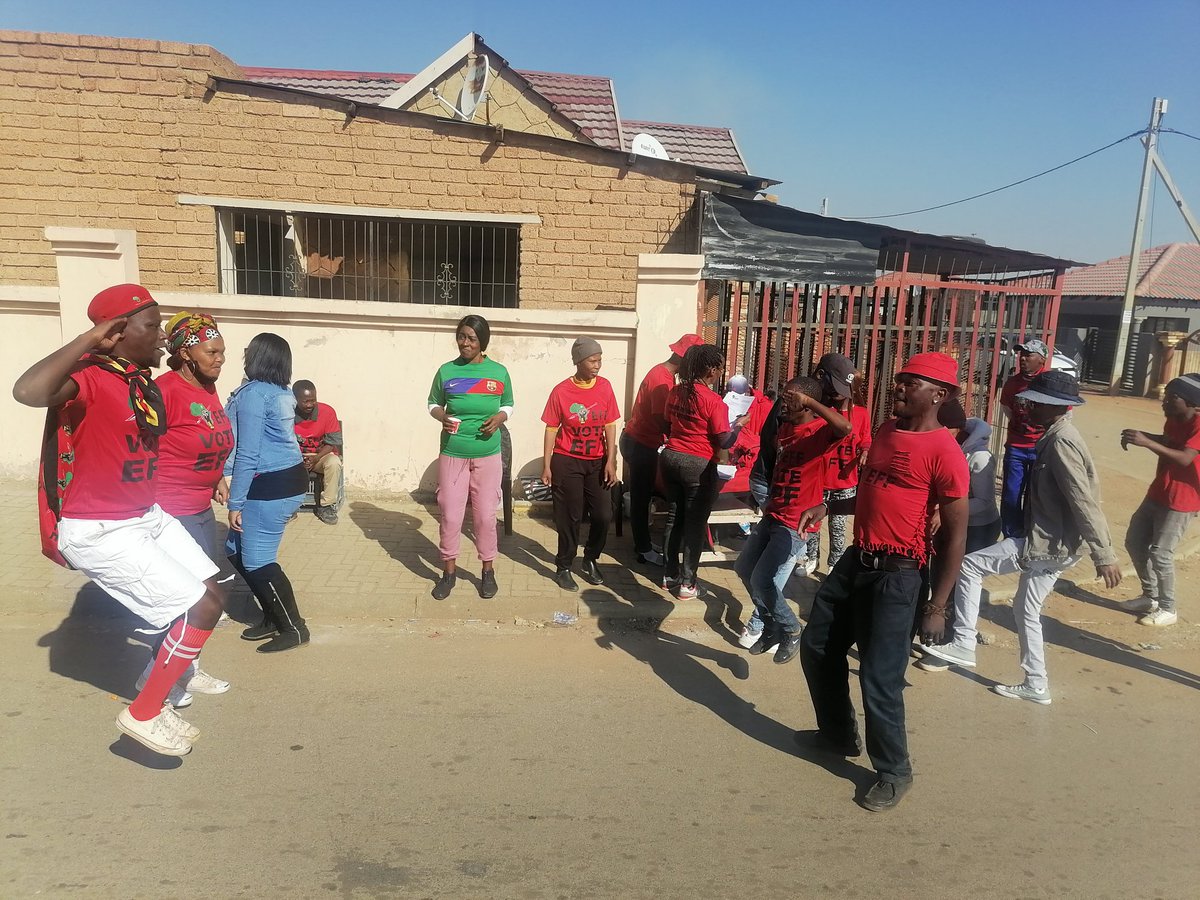 cllr_kali's tweet photo. EFF Matlosana progressive red Friday program of ward 10 together with ward 12 whom Cllr kali is a deployee to..the aim is of #1milloinmembership before December ✊✊and to make sure that the ward can launch 🙏🏾👨🏾‍🎨 https://t.co/hwPcfgEnNr https://t.co/RZbckoIaXH