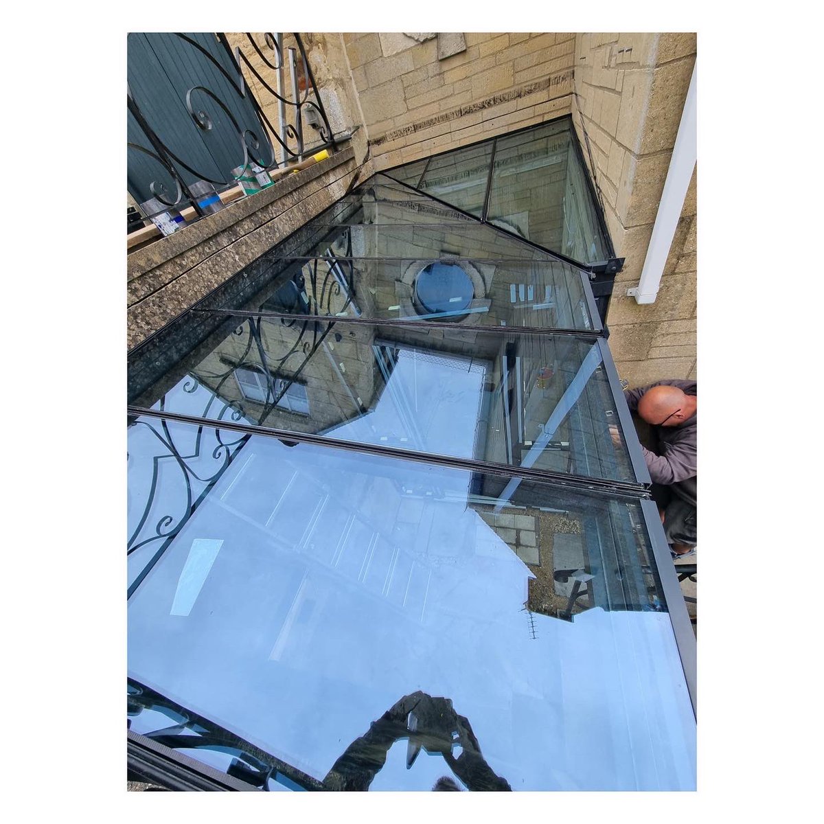 MonCoCompany's tweet photo. Great job on this Aluminium conservatory, created to fit this uniquely shaped space 🙌🏼

#conservatory #aluminiumconservatory #aluminiumconservatories #glassroofextension #glassextension #monmouthshireconservatorycompany https://t.co/zjHys1Sfqp
