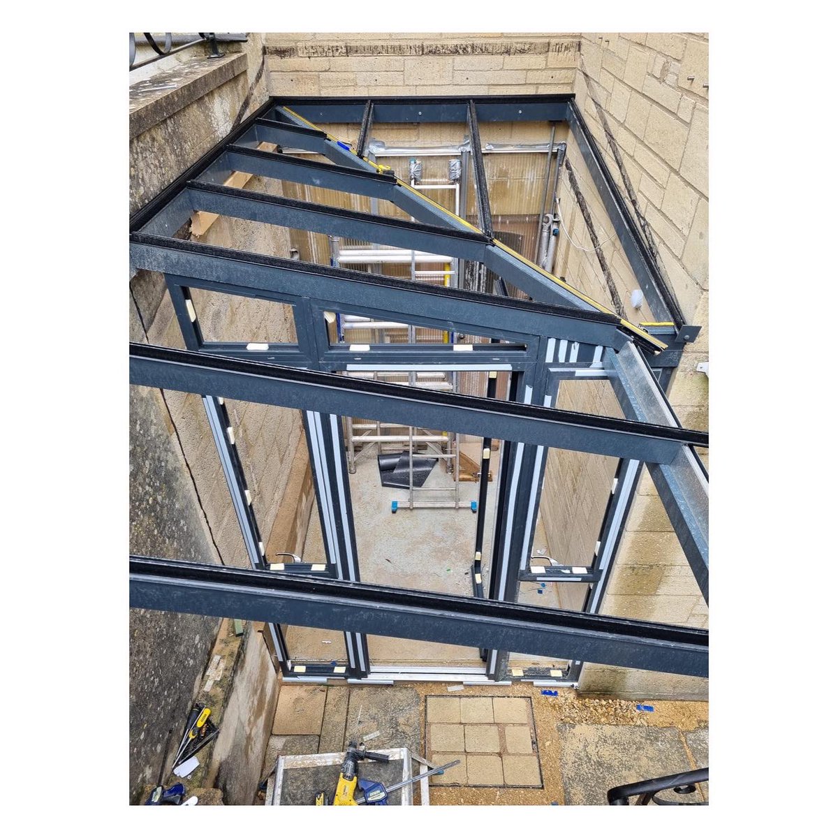 MonCoCompany's tweet photo. Great job on this Aluminium conservatory, created to fit this uniquely shaped space 🙌🏼

#conservatory #aluminiumconservatory #aluminiumconservatories #glassroofextension #glassextension #monmouthshireconservatorycompany https://t.co/zjHys1Sfqp