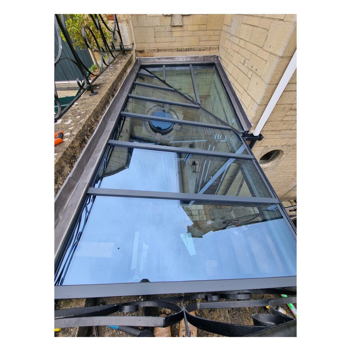 MonCoCompany's tweet photo. Great job on this Aluminium conservatory, created to fit this uniquely shaped space 🙌🏼

#conservatory #aluminiumconservatory #aluminiumconservatories #glassroofextension #glassextension #monmouthshireconservatorycompany https://t.co/zjHys1Sfqp