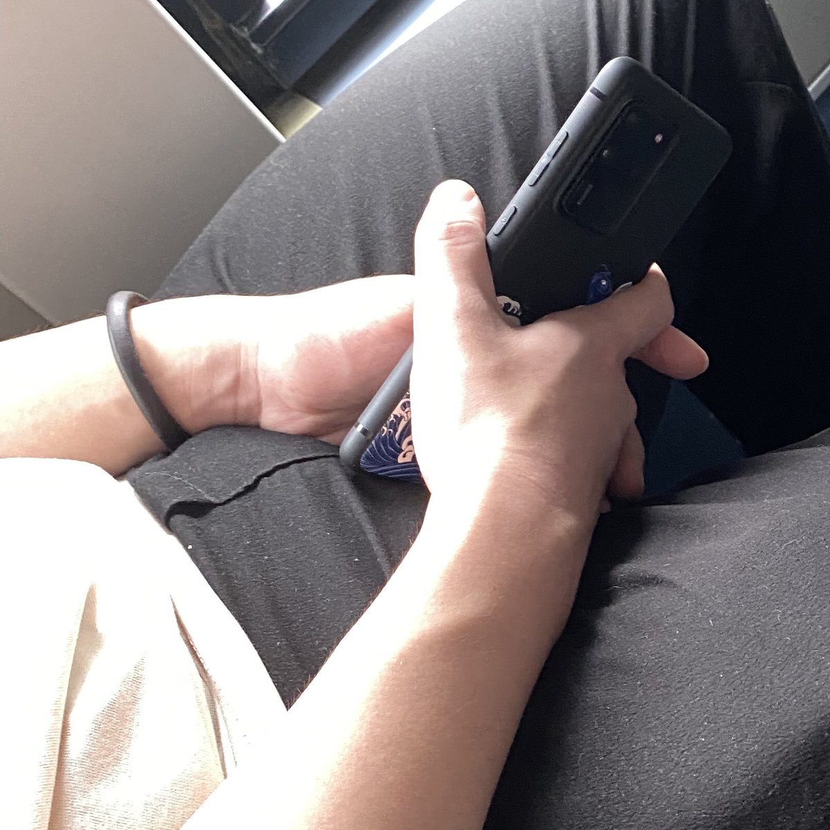 🐔🐔公交最后一排，上次碰到了这个小哥闭目养神硬了但是没拍，今早再次碰到他眯觉再次硬了，可以清晰看到左摆鸡，你真的这么容易硬吗🤨 #偷拍直男 #直男睡觉 #晨勃