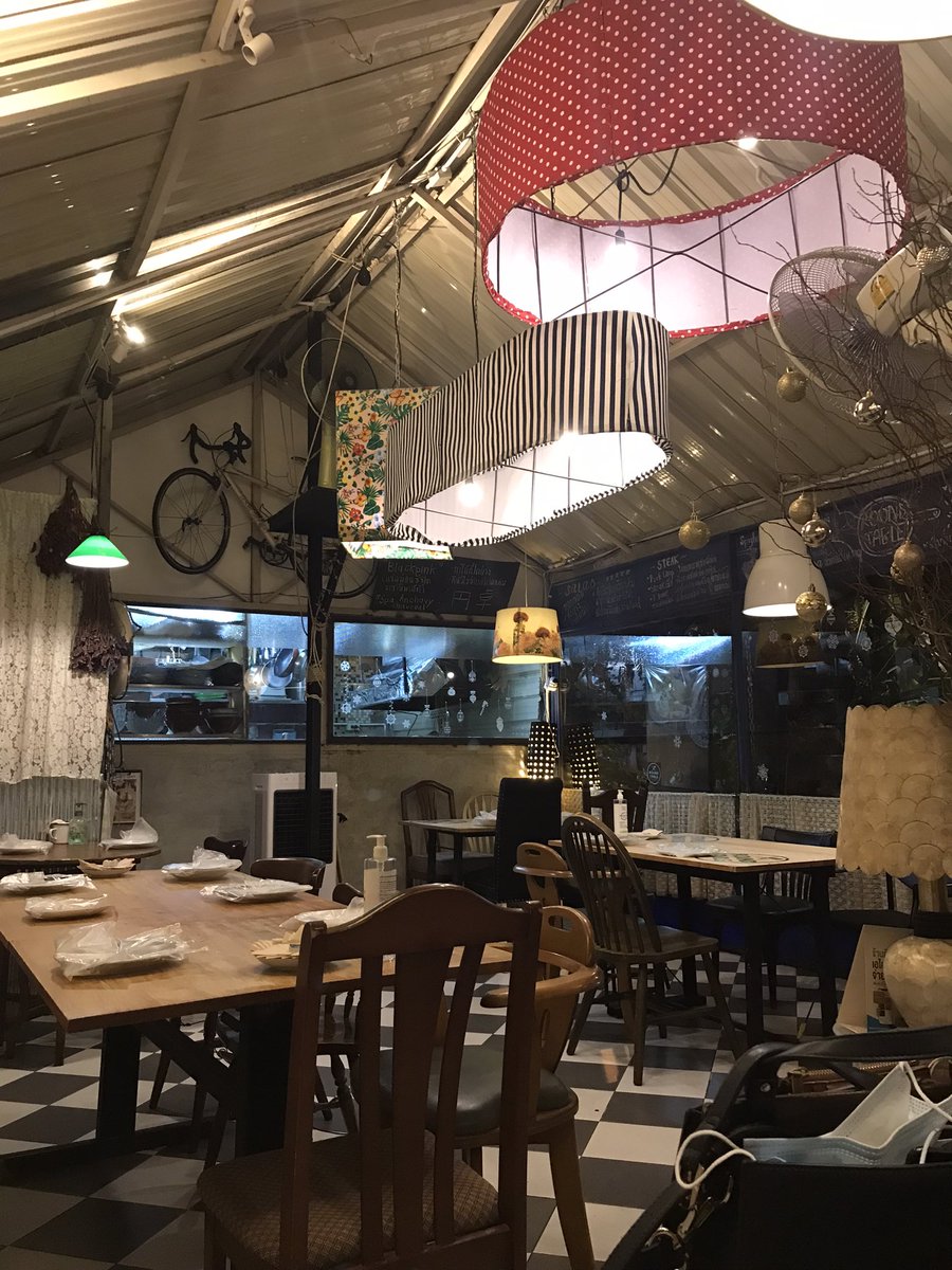 bbbubblegums's tweet photo. อยากให้ร้านเค้าแมสจังอะแง ค้นพบร้านนี้ตอนปี 2020 แล้วก็แวะมากินตลอดเลย อาหารอร่อยมากถูกปากเรา เป็นอาหารสไตล์ฟิวชั่น ทำได้ดี-ดีมากเกือบทุกอย่าง แต่มาทีไรแทบไม่เคยเจอคนอื่นเลย สงสารร้านมาก Roundtable สิรินธรนะ ใครอยู่แถวนี้แวะมาลองได้ มันอร่อยจริงๆ ราคาดี คิดไรไม่ออกสั่งสปาหมึกดำนะ https://t.co/79cCSmWGS4