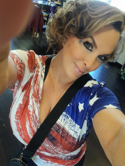 My american mommy look lolol im showing the Saffas how its done tonight lol https://t.co/CAnMIdxsjx