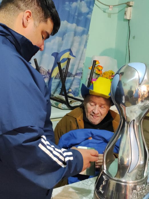 BocaIntyExt's tweet photo. 🙌 @BocaIntyExt, mediante una llamada de su presidente, @CarlosColomboOk, invitó a Antonio al partido ante Central Córdoba en Santiago del Estero, donde lo recibirá el secretario general de @BocaJrsOficial, @Rikiuno.

Además, pronto será invitado de honor a la Bombonera ⭐ https://t.co/olfJUAFv1A