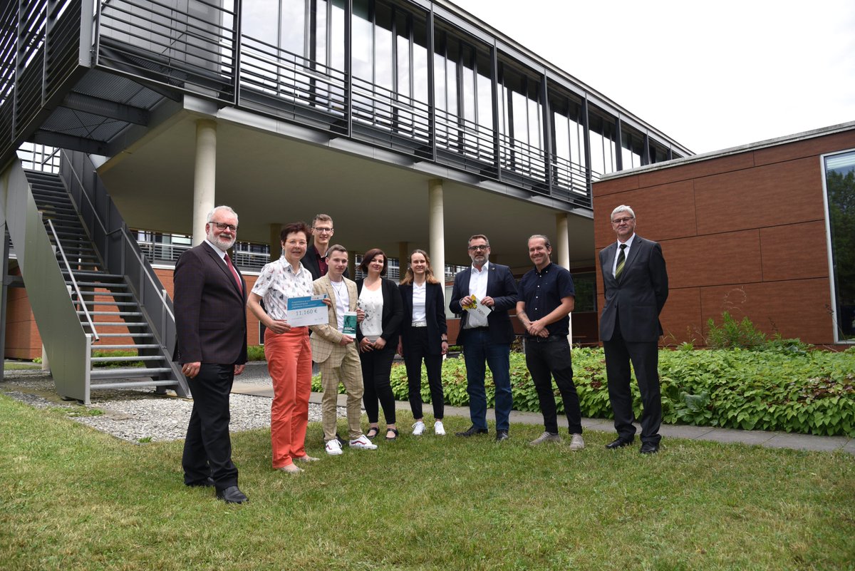 Am 7. Juni 2022 übereichte Thüringens Finanzministerin Heike Taubert auf dem Tinzer Campus symbolisch den Zuwendungsbescheid für drei Angestellte der Stadt Gera, die am Zertifikatskurs E-Government an der Dualen Hochschule Gera-Eisenach (DHGE) teilnehmen.