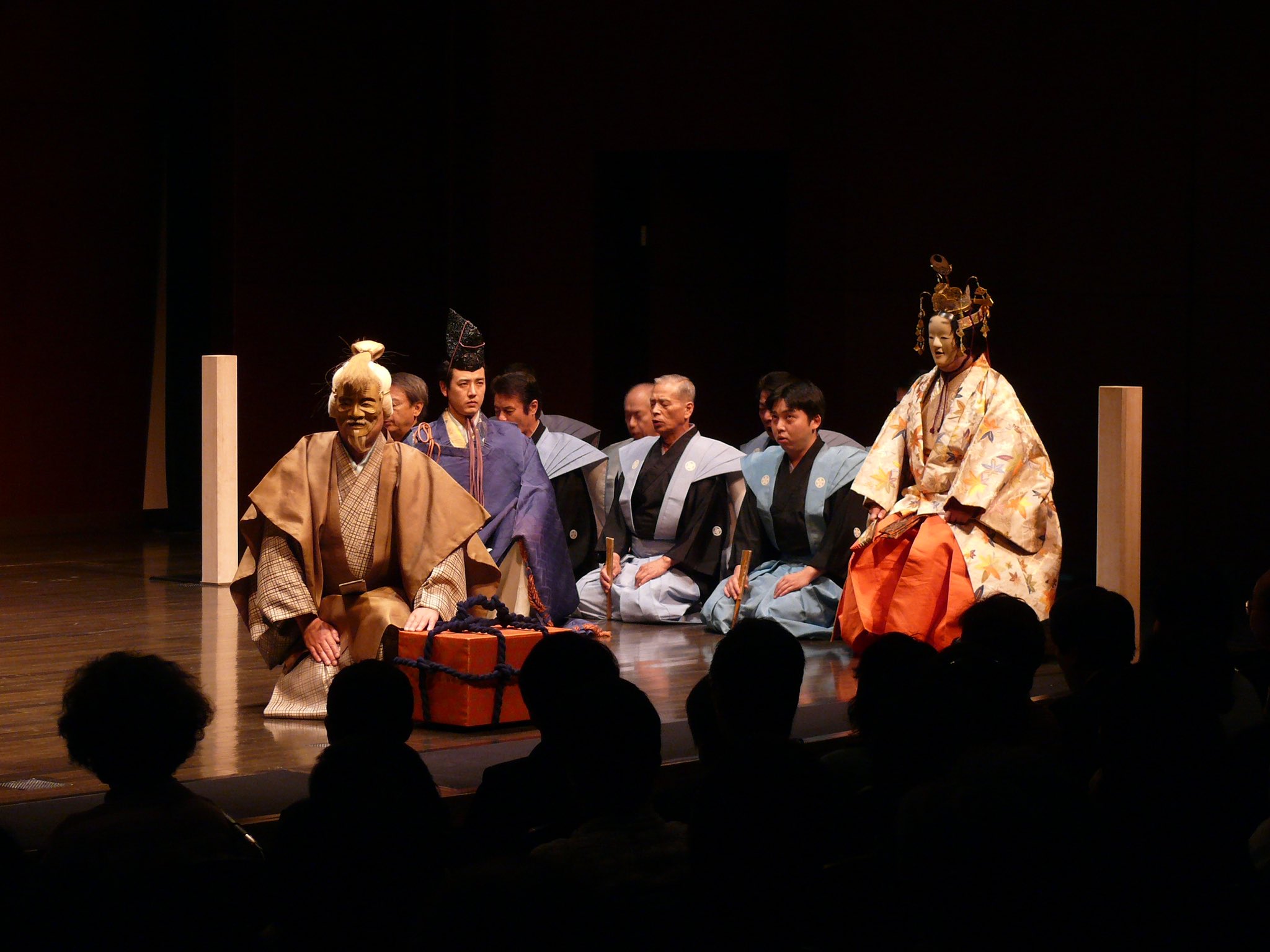 Suac薪能22 Suac薪能こばなし 第2回 能と狂言 能も狂言も 能楽という伝統芸能の演劇です 違いは能は悲劇 画像 狂言は喜劇 画像 を題材にするという点で異なります 公演は普通 能の演目の間に1つ狂言を挟むという番組構成で公演されます 本学