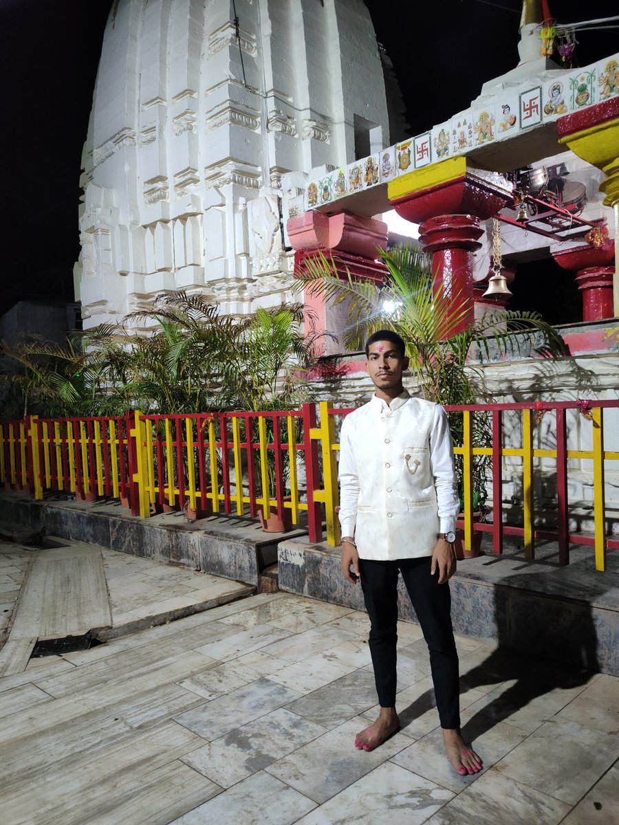 letslearn_vivek's tweet photo. मैं धर्म से हिंदू और जाति से ब्राम्हण मैं मंदिर में पूजा करता हूँ. मस्जिद, चर्च और गुरुद्वारे के सामने हाथ जोड़कर ऊपर वाले को याद करता हूँ.

मुझे अपने धर्म/जाति पर घमंड नहीं और दूसरे के धर्म/जाति से कोई ईर्ष्या नहीं. सबसे पहले मैं इंसान हूँ. नफरत को हराइए, पहले इंसान बनिए..! https://t.co/KCdCrnU5jM
