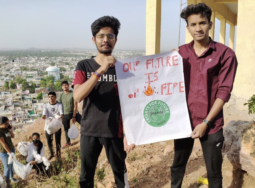 Sarahhh_lndian's tweet photo. Week #71 #ClimateStrike in Jhansi, India 🇮🇳 
#FridaysForFuture #ClimateStrike #PeopleNotProfit #FridaysForFutureJhansi #Schoolstrikeforclimate #CleanUp #SchoolStrike
@GretaThunberg @LicypriyaK @Fridays4future https://t.co/xKIp8qT5mb