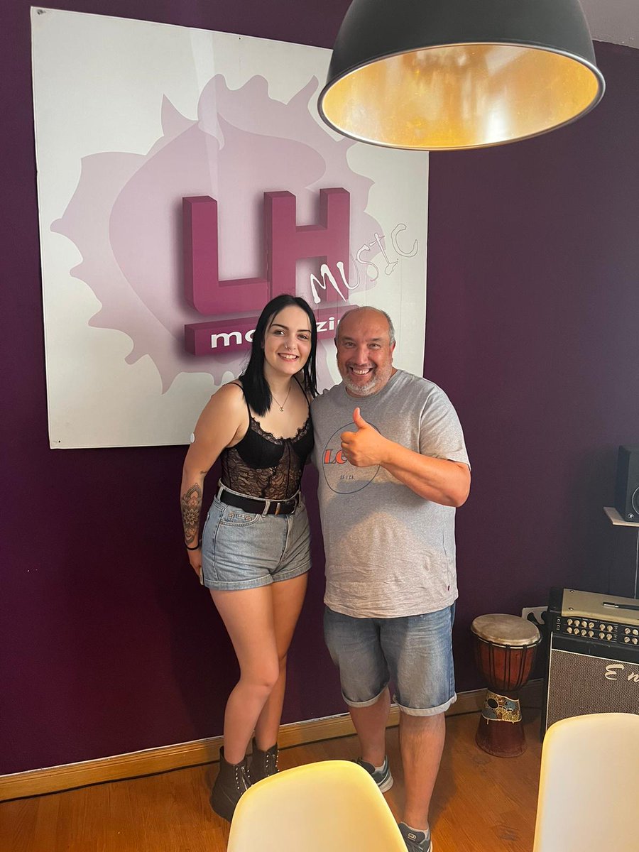 shlivemusica's tweet image. En Madrid, siempre es un placer encontrarnos con grandes amigos como @LHMagazin y nuestro querido Juan. Siempre tratando con cariño a @OGiselahidalgo y viviendo la música como pocos. Estos pequeños medios sustentan la radio.