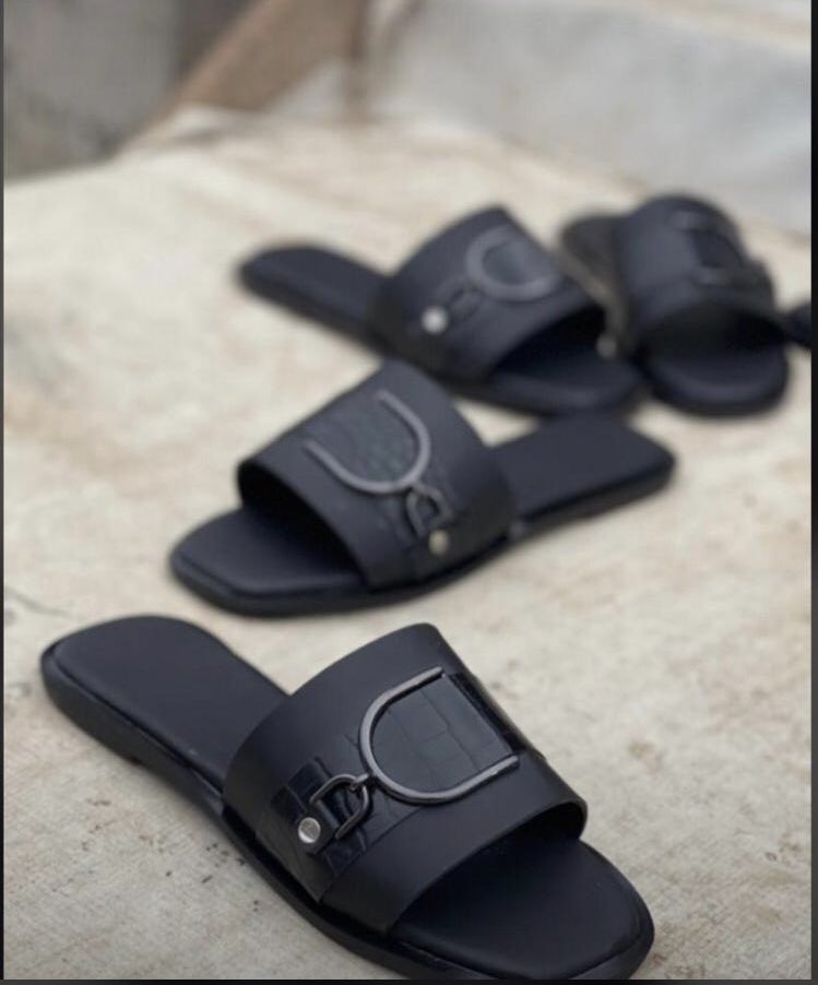 DebitonyOBAZEE's tweet photo. It’s the weekend people……No better time to take care of your feet🥰🥰order your distinct footwear’s from us and you will be glad u did……please help retweet,my customers might be on your timeline
#handmade #sheshoemaker #BlackWomen #madeinNigeria #edoforum #TrendingNow https://t.co/oFBBk6tmE7