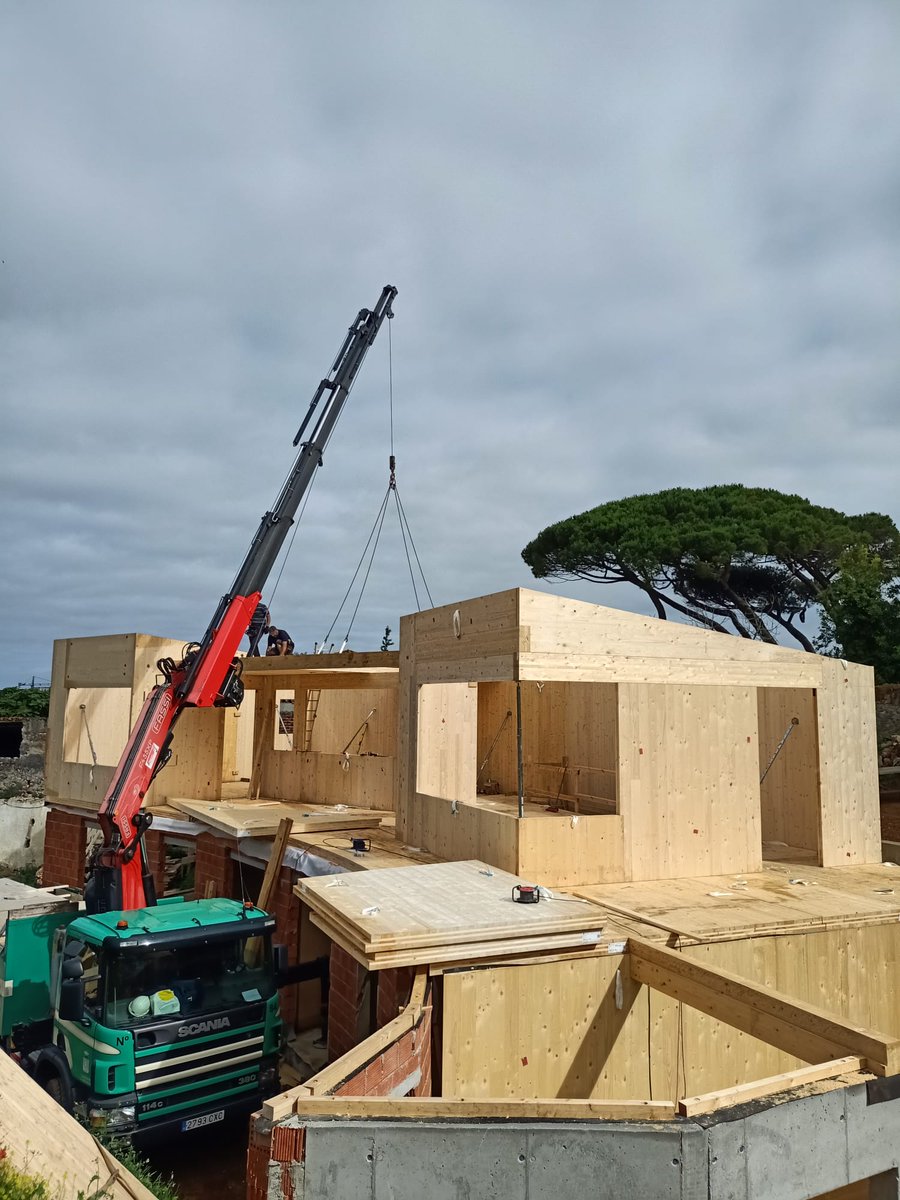 DUQUEYZAMORA's tweet photo. Buenos dias desde #Aviles, terminamos la semana con el gran avance de las #obras de la #CasaPasivaLlanes, #DiseñoBioclimatico+#Passivhaus+#Salud #madera #CLT #Llanes #Asturias https://t.co/udnbAZ3YFr