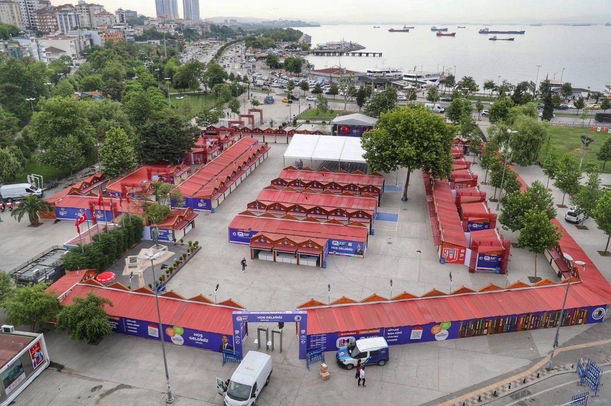 Kartal Meydanı'nda gerçekleştireceğimiz 2.Kartal Kitap Fuarı bugün kapılarını açıyor. 10-19 Haziran tarihleri arasında onlarca yayın evi, yüzlerce yazar ve binlerce kitap okurlarıyla buluşacak.
Tüm komşularımızı saat 15:00’te #KartalKitapFuarı açılışına bekliyoruz. 📚