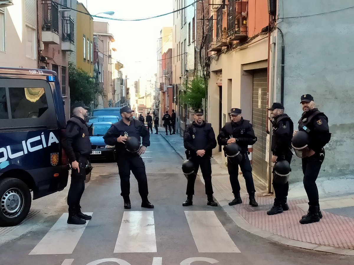Gil_JavierGil's tweet photo. Un grupo de antidisturbios se prepara para desahuciar en Vallekas a una mujer y su hijo de 7 años. 

La vivienda es propiedad de CaixaBank, que cuenta con 27.000 millones de euros del Estado.

#GisellaSeQueda              (📷 @SindicatoMtz ) https://t.co/mBCbIYUfVf