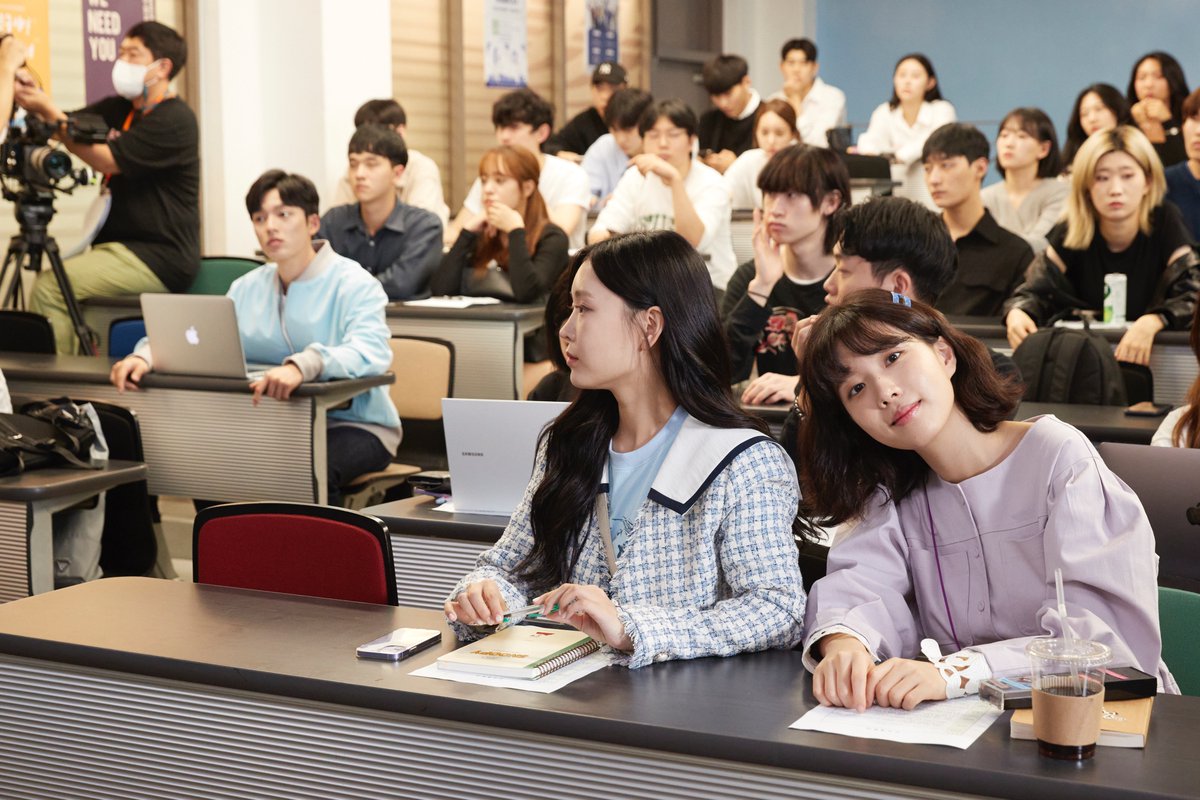 <수업중입니다>✍️ Behind the scene 2021.09 seoul🇰🇷 🏫강의실 촬영현장😝 차지우✖️이로아 학생 시청자분들도 수업 열심히 듣고 계신 거죠⁉️👀...