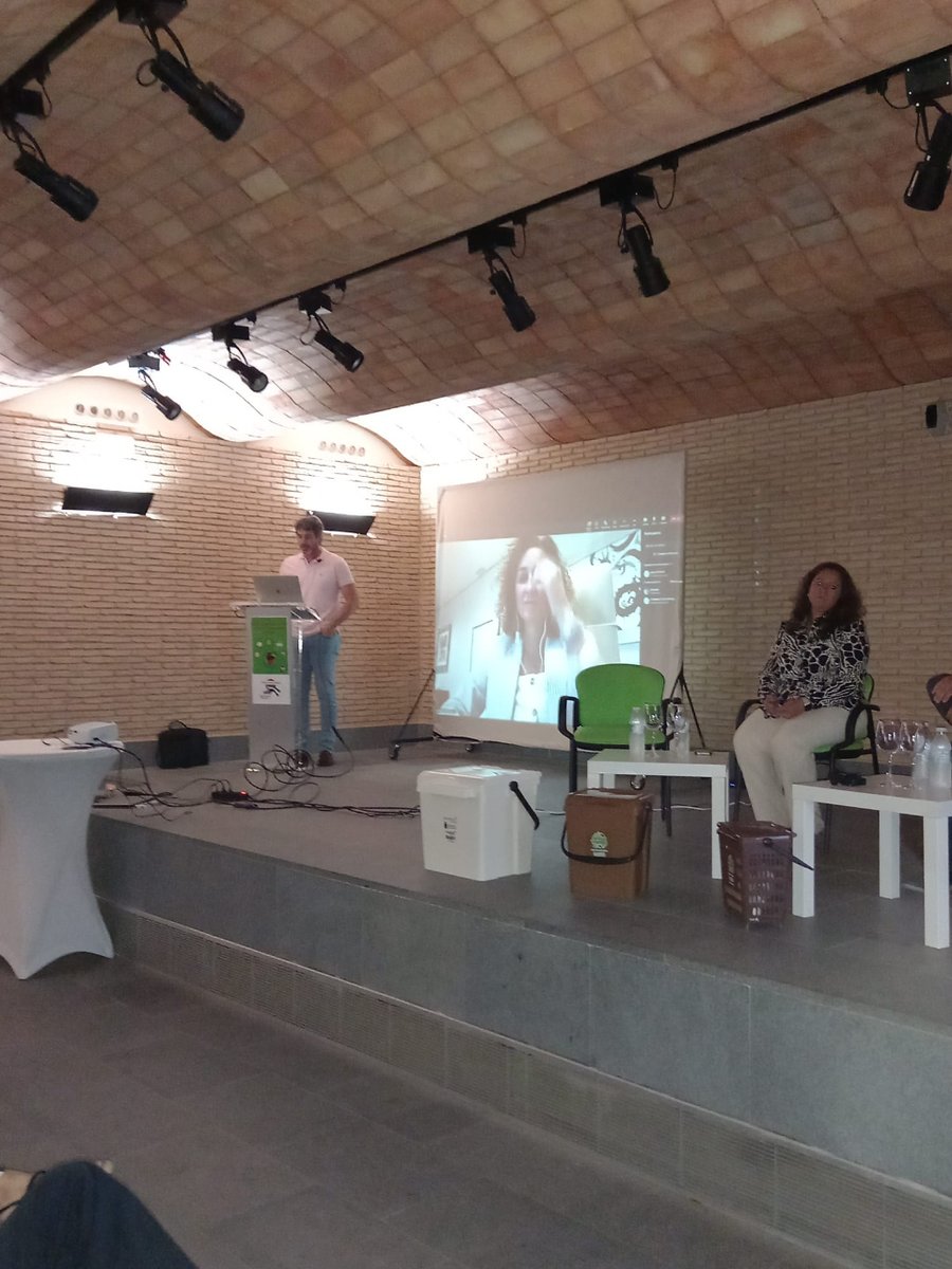 Inauguración del I Simposio sobre modelos de Alta Eficacia en la Gestión Municipal de Residuos  a cargo de Olga García García,  Consejera para la Transición Ecológica y Sostenibilidad de la Junta de Extremadura 
#siposio 
#puertaapuerta 
#residuos 
#tentudia #PaPTentudia