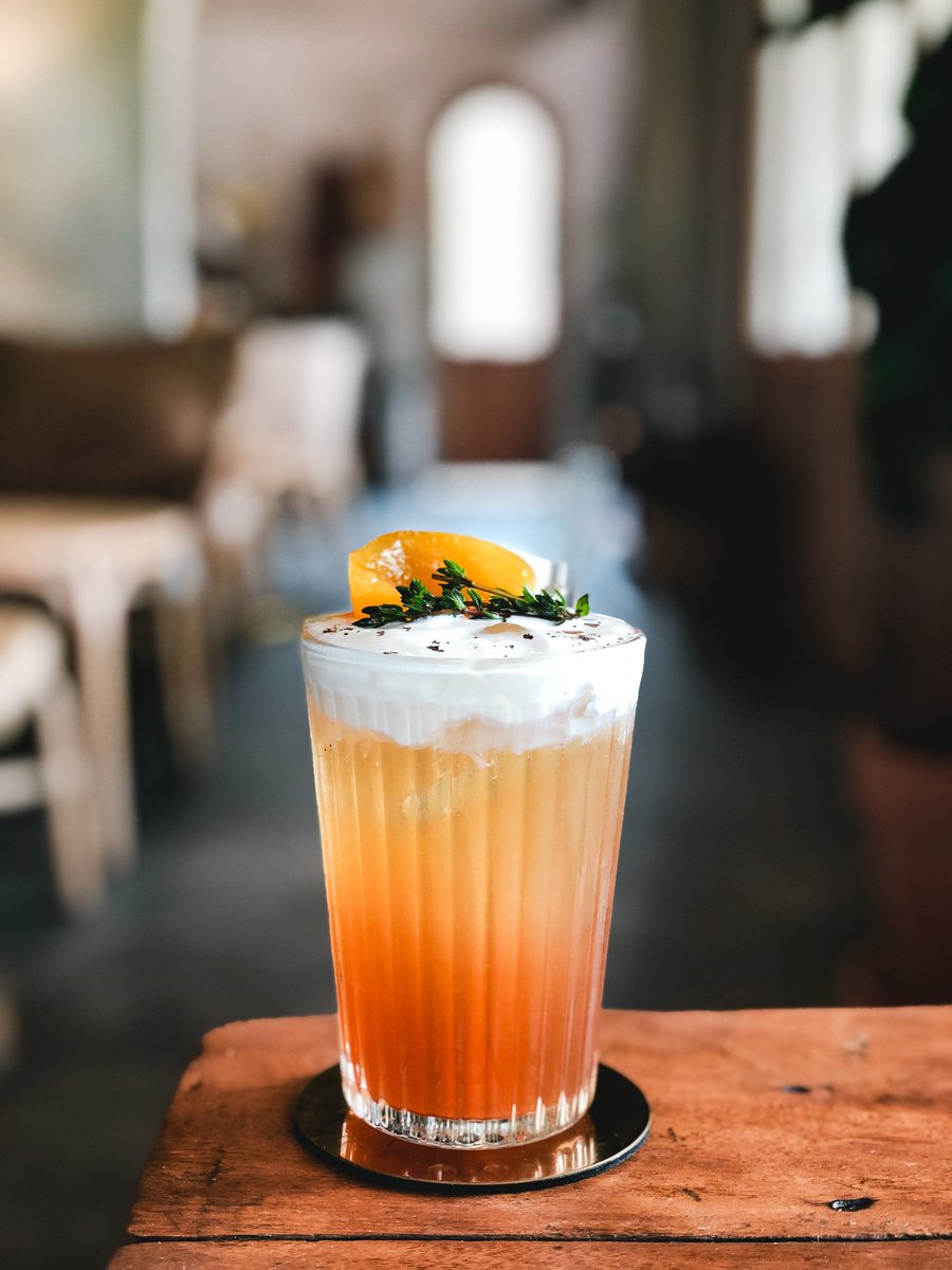 BalcaoBrew's tweet photo. MASALA CHAI SOUR 🍹

60 ml Triple Sec
60 ml Whisky
30 ml Fresh lemon juice
30 ml Masala simple syrup
1 Egg white

#ocha #ochateabrewingco #balcaobrew #Balcãobrew #masalachai #masalachaisour #cocktails #barsofindia #barsofgoa #indiantea #ctctea #goa #india https://t.co/U4RnnjFefk