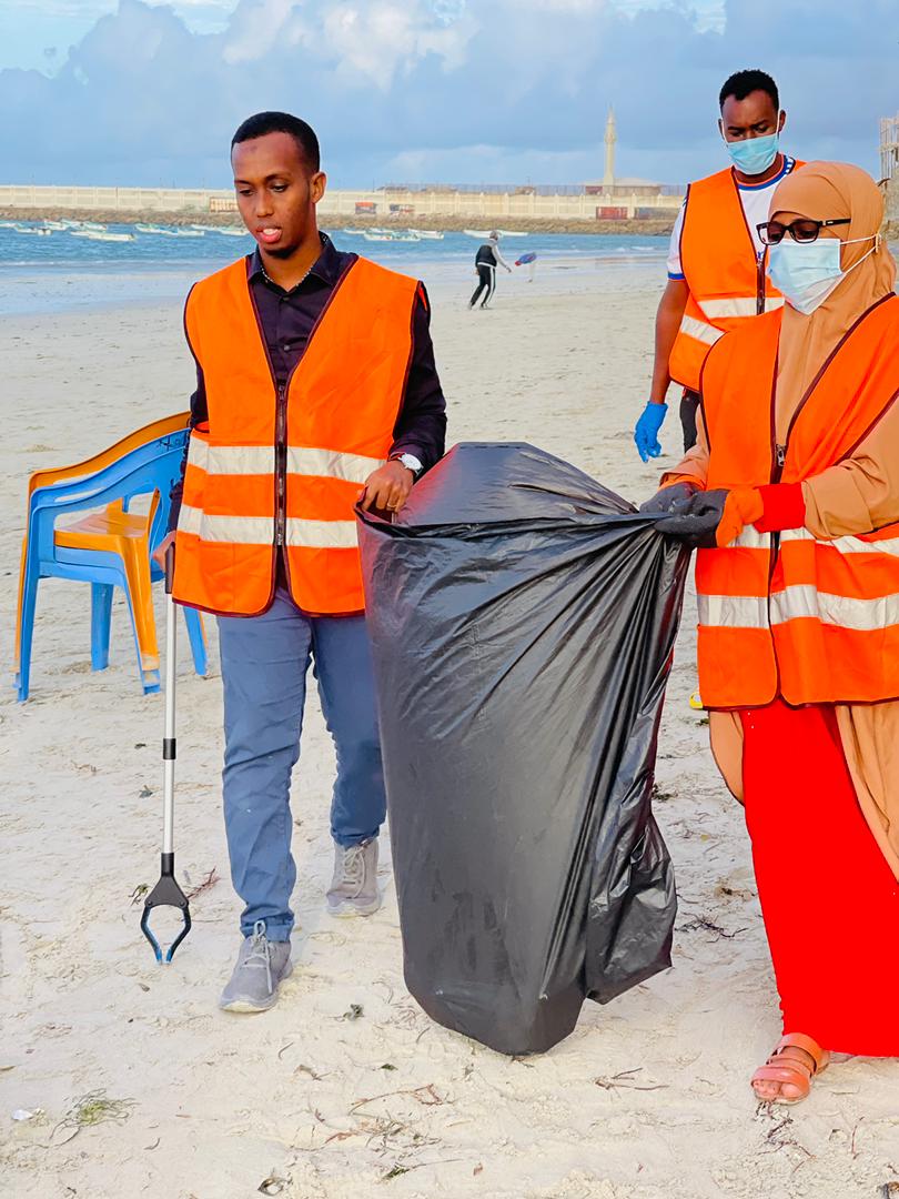 shabeelle252's tweet photo. At liido beach in Mogadishu, Somalia. #CleanYourEnvironment Youth-led Champaign clean your city. @AbdisatarArabow @Abdinasirsulley @iftinsuudi2 @AbshirTfow @Abdirahmnsomali @EngSowda @NajmaBila https://t.co/pHQDwMD3eH