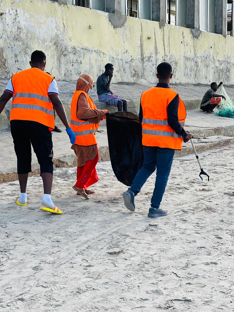 shabeelle252's tweet photo. At liido beach in Mogadishu, Somalia. #CleanYourEnvironment Youth-led Champaign clean your city. @AbdisatarArabow @Abdinasirsulley @iftinsuudi2 @AbshirTfow @Abdirahmnsomali @EngSowda @NajmaBila https://t.co/pHQDwMD3eH